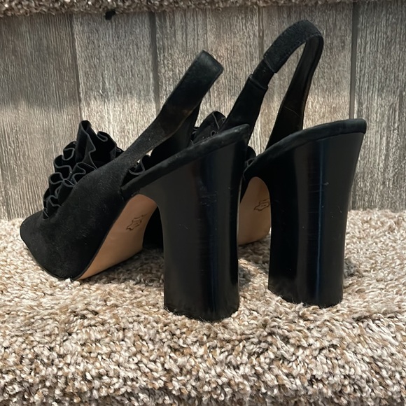 Vince Camuto Size 10 Jenny black peep toe suede ruffle sling backs - Picture 5 of 7
